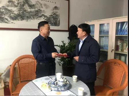 敦煌種業(yè)領導看望慰問公司老干部、老黨員及困難黨員職工