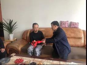 敦煌種業(yè)領導看望慰問公司老干部、老黨員及困難黨員職工