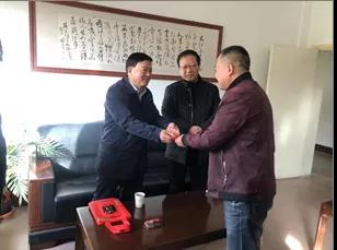敦煌種業(yè)領導看望慰問公司老干部、老黨員及困難黨員職工