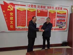 敦煌種業(yè)領導看望慰問公司老干部、老黨員及困難黨員職工